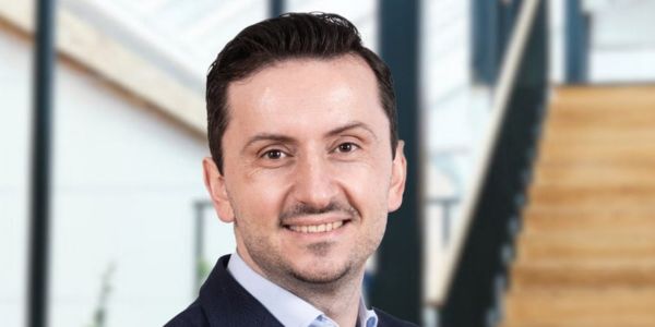 Ilir Ahmeti. Porträttfoto.