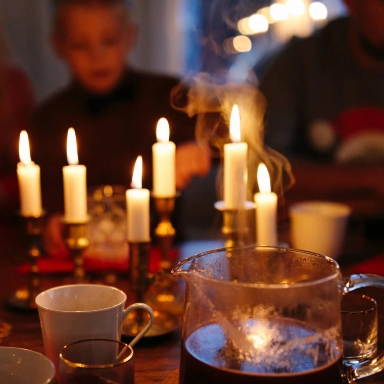 Tända ljus på matbord