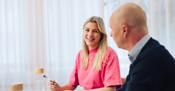 Foto på en kvinna och en man på kontor.