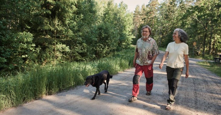 Äldre par på hundpromenad.