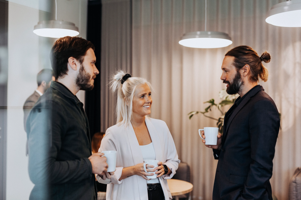 Människor samtalar i kontorsmiljö  