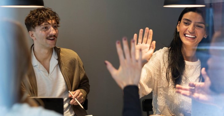 Kollegor gör high five.