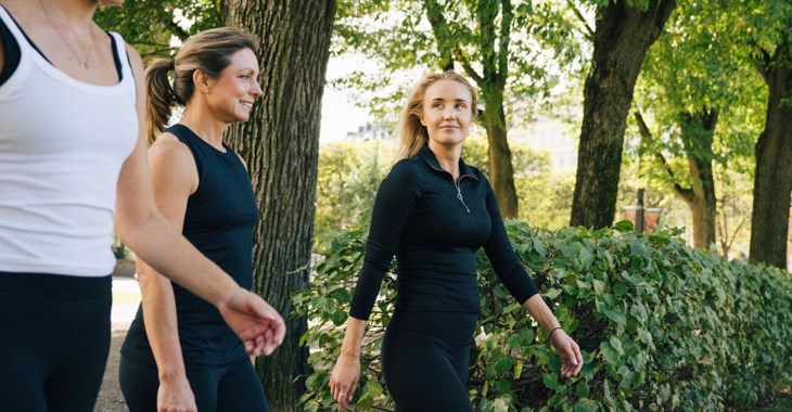 Kollegor på promenad.