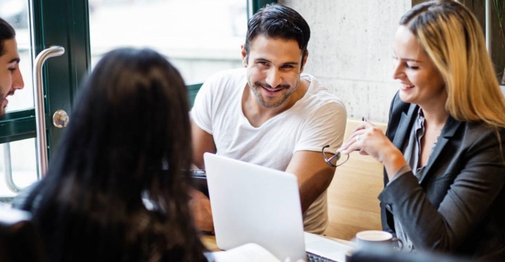 Glada kollegor på möte.