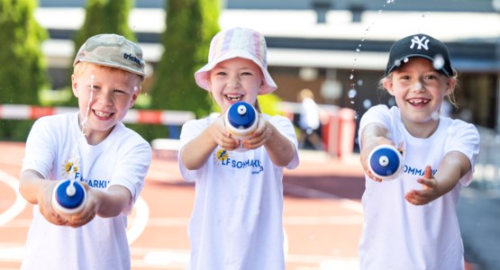 Glada barn på sommarläger.