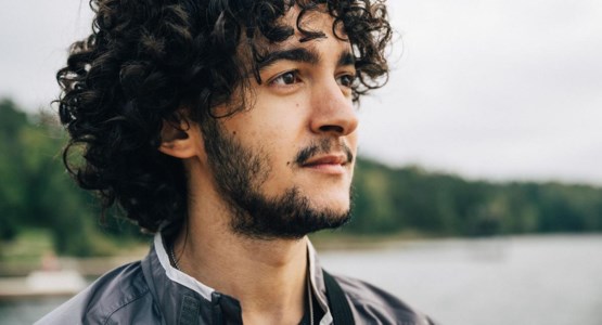 Man blickar ut över havet.