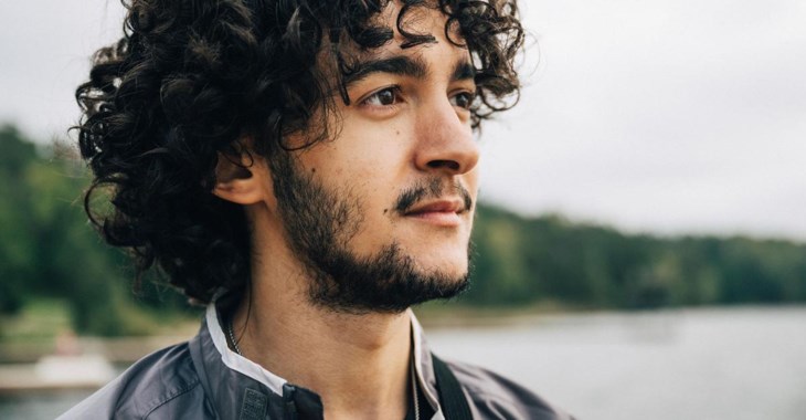 Man blickar mot havet.