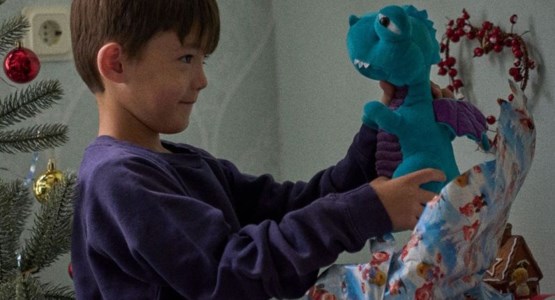 Pojke_håller_gosedjur