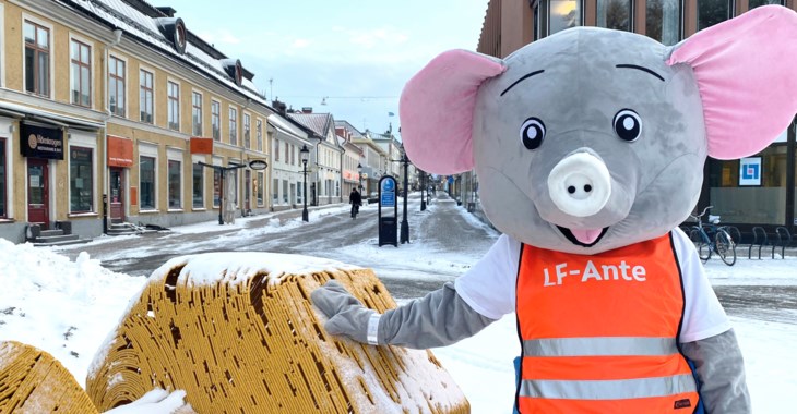 Vår glada maskot LF-Ante står utanför vårt kontor i Nyköping.