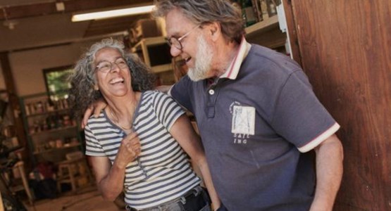 Äldre par i verkstad.