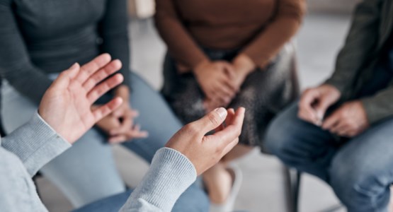 Personer som sitter i ring