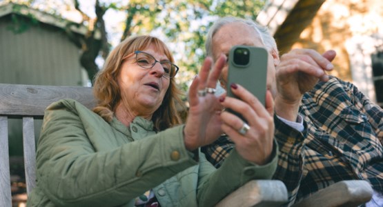 Äldre man läser instruktioner