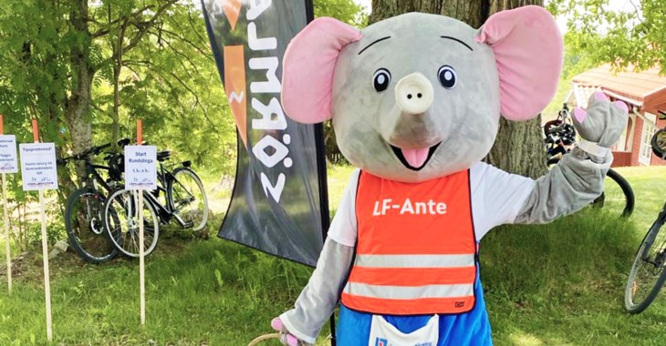Vår glada maskot LF-Ante står utanför vårt kontor i Nyköping.
