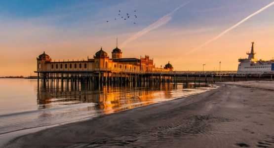Kallbadhuset i Varberg i solnedgång.