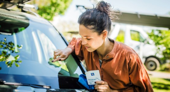 kvinna_bil_stenskott