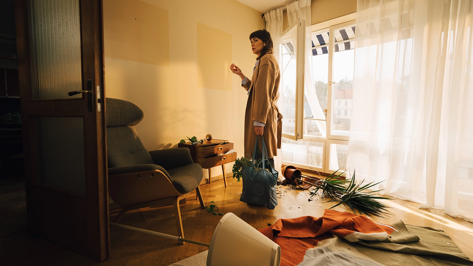 Kvinna som har kommit hem och upptäcker att det har varit inbrott.