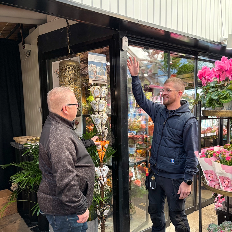 Larminstallation av uppkopplat företagslarm i blomsterbutik. 
