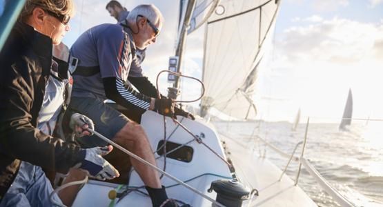 Par på segelbåt.