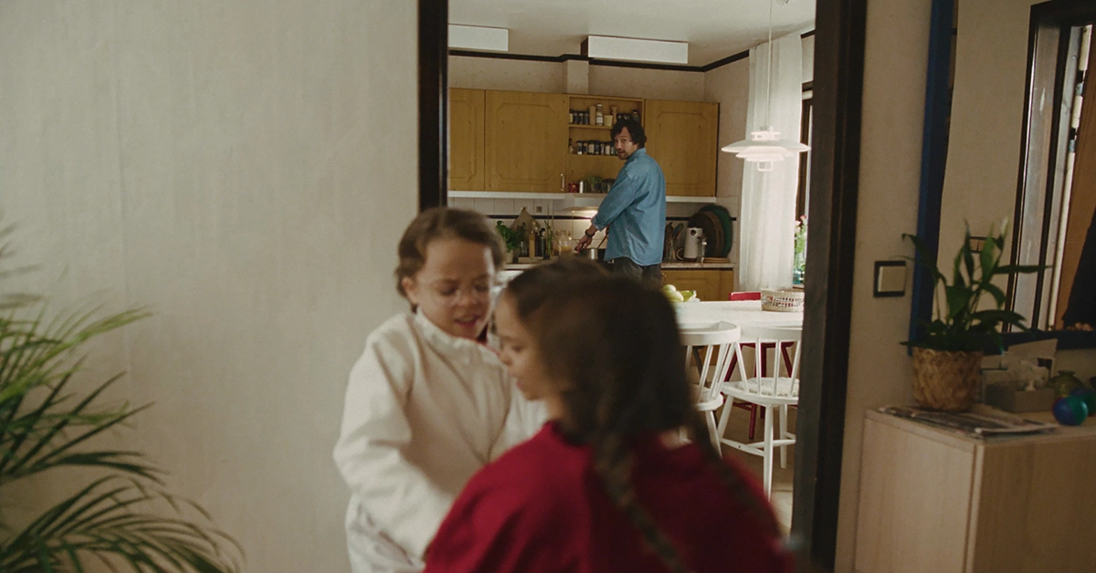 Pappa tittar mot sina trillingar i köket.