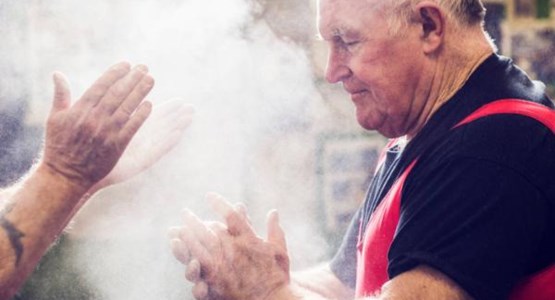 Flicka på fotbollsplan.