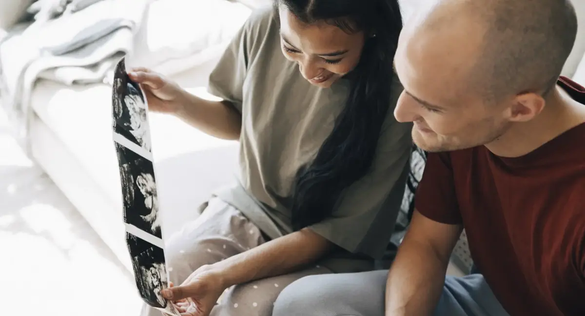 Ett förälskat par tittar på ultraljudsbilder.