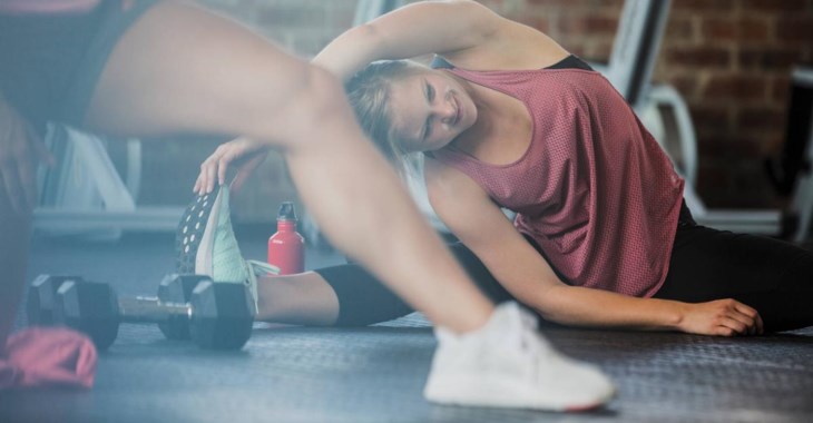 Foto på kvinna som stretchar.