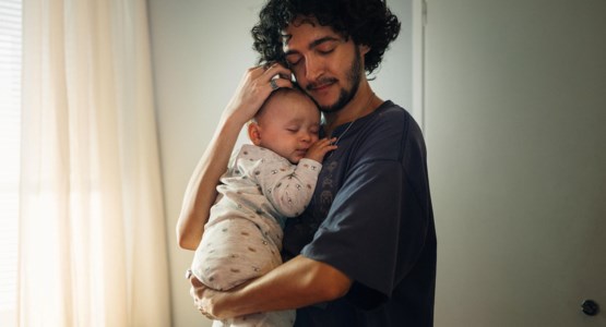 pappa med nyfödd bebis