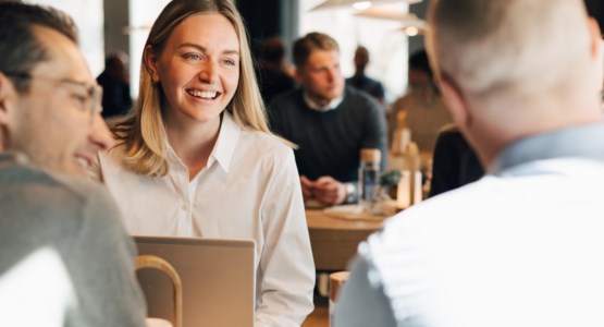 Kvinna på roligt lunchmöte