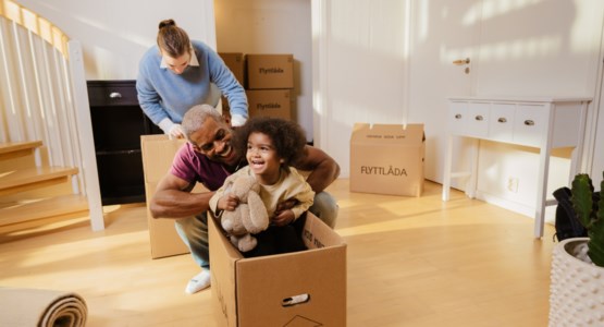 Familj flyttar in i ett hus
