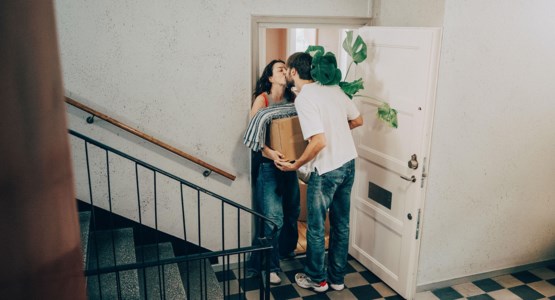 par som flyttar in i lägenhet