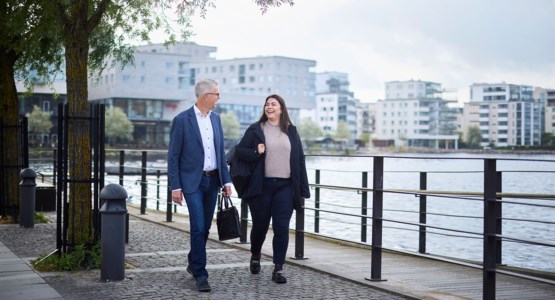 Kollegor som glatt promenerar längs Atollen i Jönköping.