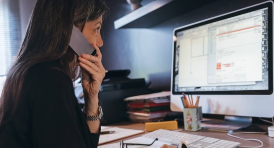 Kvinna pratar i telefon