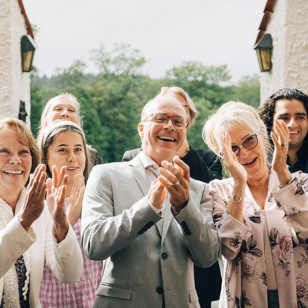 Samling glada människor.