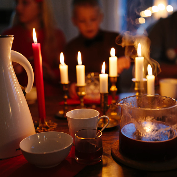 Glöggfika med tända ljus.