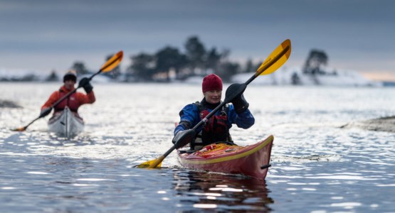 Kvinna padlar kayak, foto