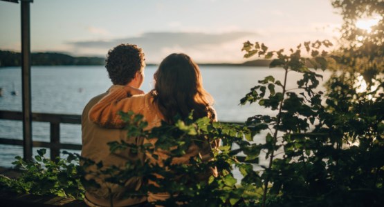 Par sitter på brygga, foto