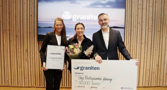 Vinnare av graniten 2024 med check och diplom, foto