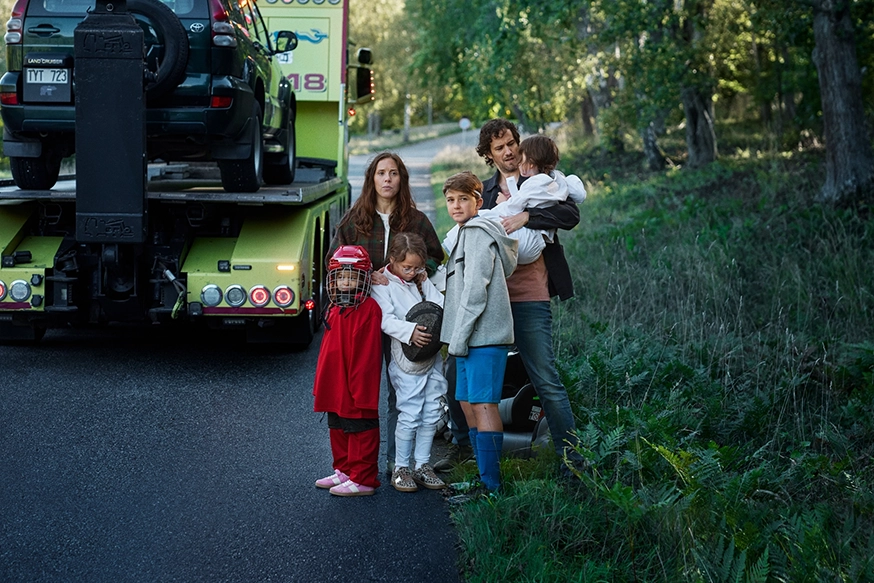Familj står i väggren och får hjälp med bärgning.