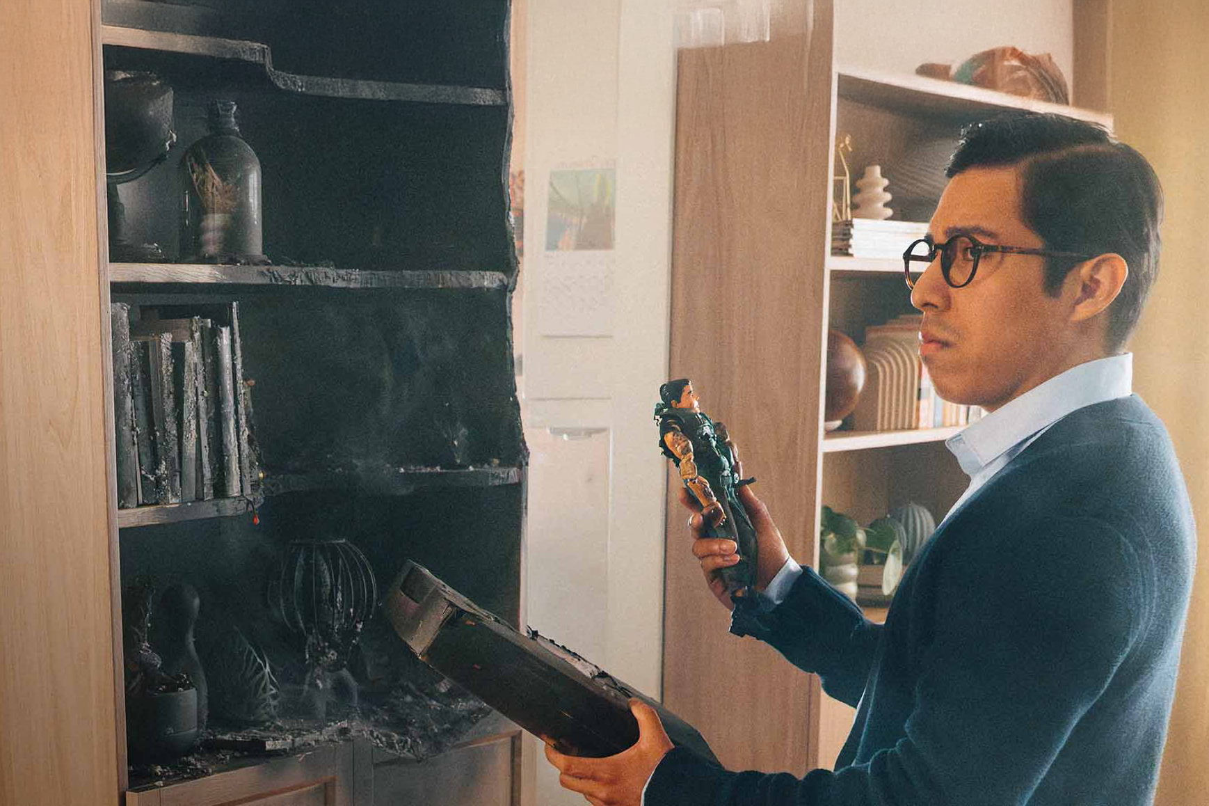 Man som tittar på sin brandskadade lägenhet