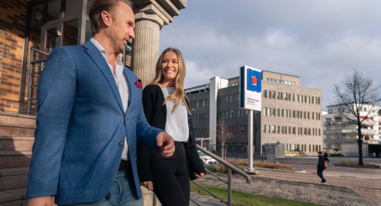 Två medarbetare utanför vårt kontor i Karlstad