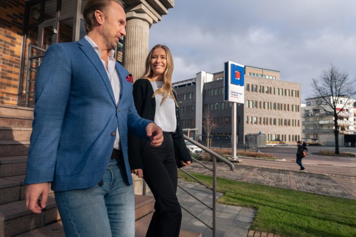 Två medarbetare utanför kontoret i Karlstad.