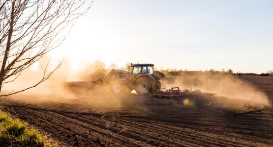 traktor på åker på våren