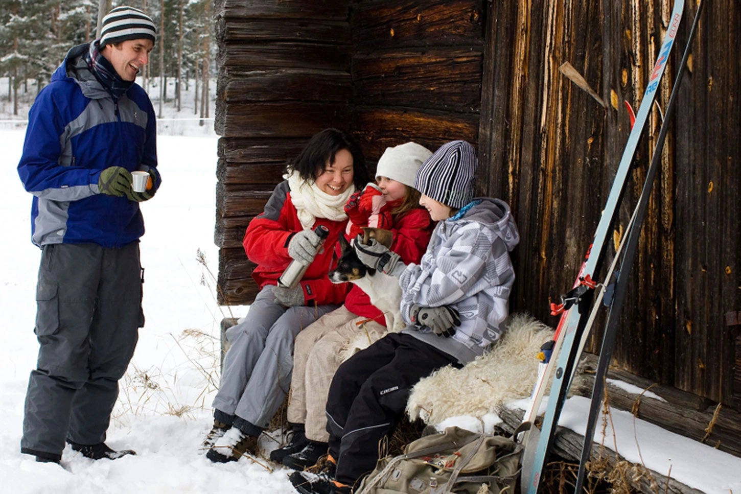 Familj vid fjällstuga