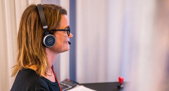 Kvinna talar i telefon