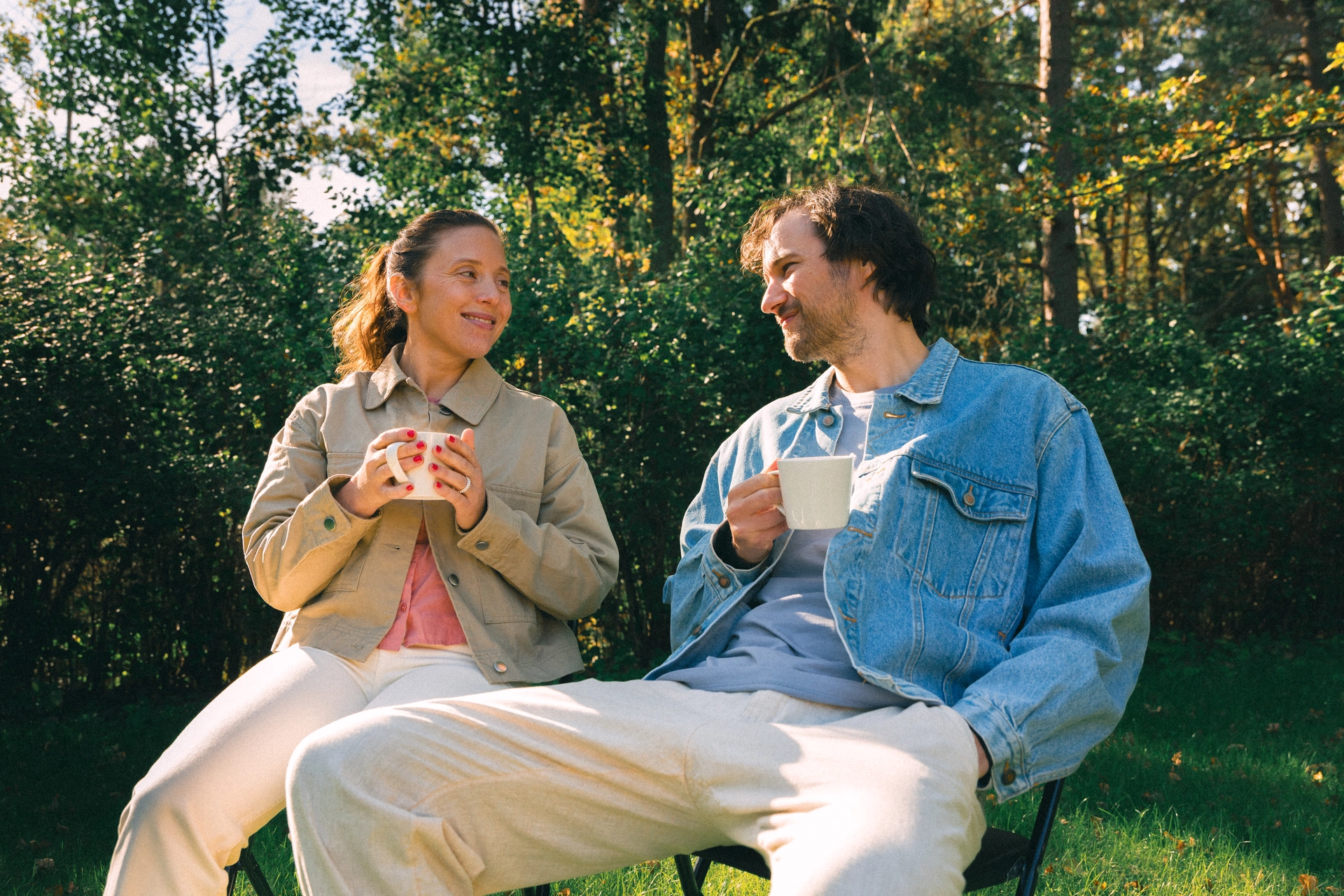 Kvinna som sitter vid datorn