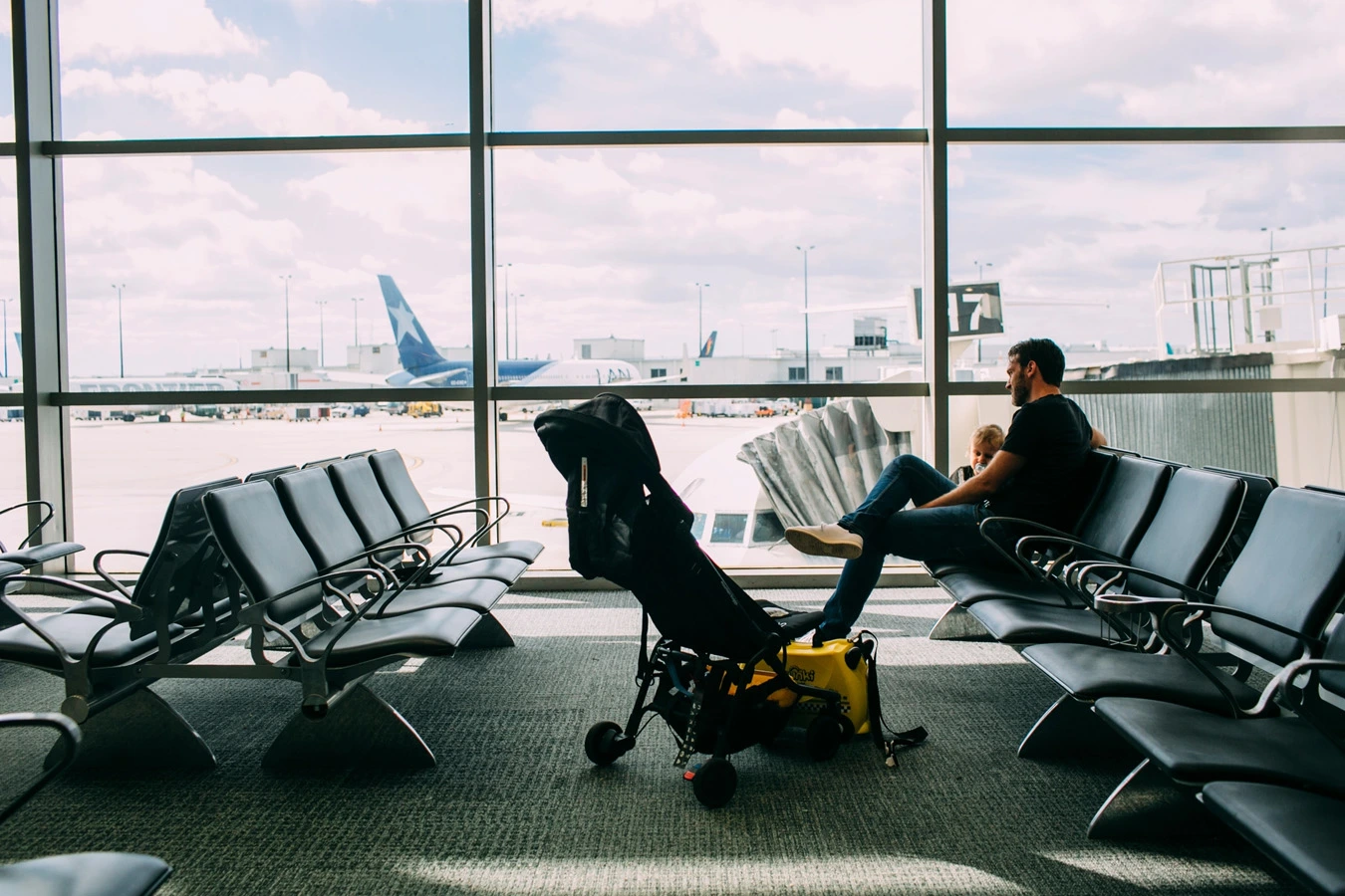 Pappa och barn på flygplats