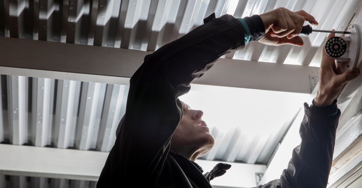 Kille kopplar elkontakt.