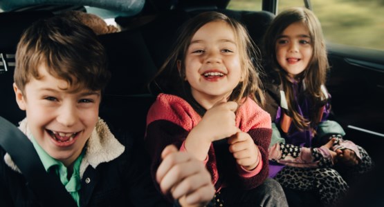 Barn i bilbaksäte.