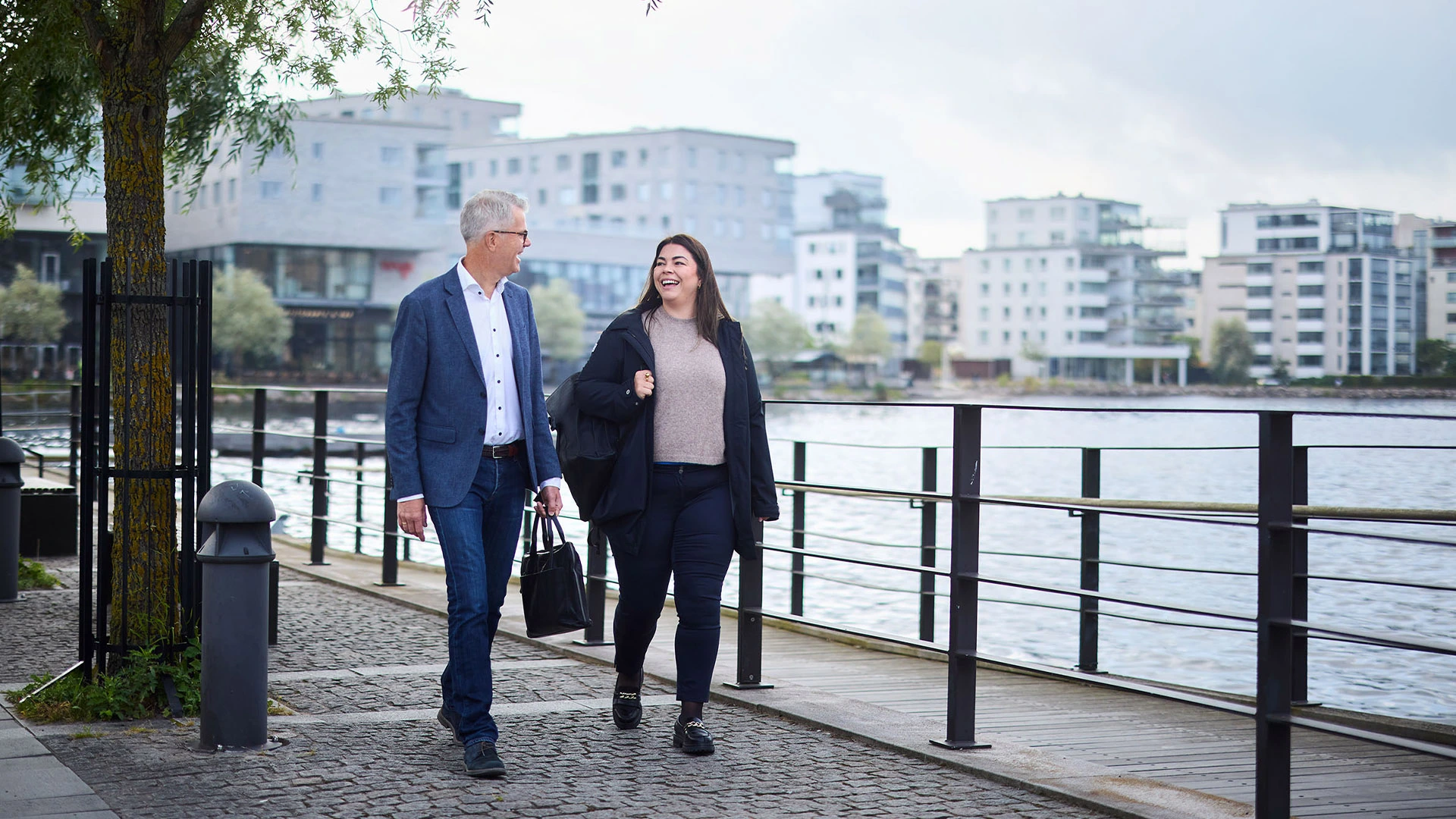 Kollegor som glatt promenerar längs Atollen i Jönköping.