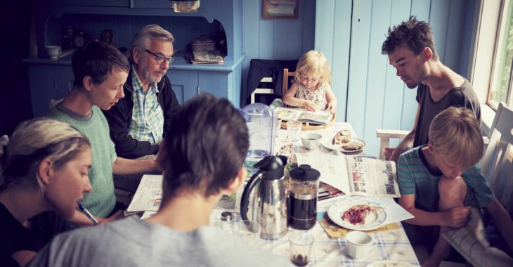 Familj runt middagsbordet